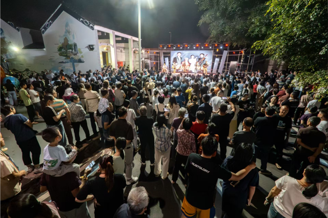 网红乐队表演。欧蕊荣 摄