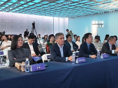 双语vlog｜APEC秘书处主任的“深圳时间”：聊科技、会创客