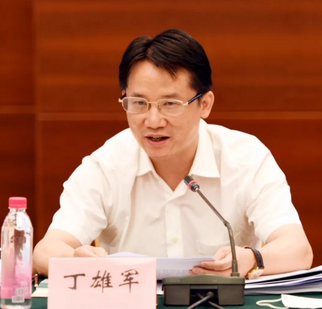 茅台原董事长丁雄军被提起公诉 涉嫌受贿罪、洗钱罪“数额特别巨大”｜公司舆情哨