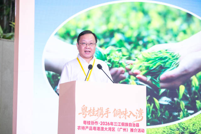 三江侗族自治县人民政府副县长方日红现场推介“侗乡生态六味”。
