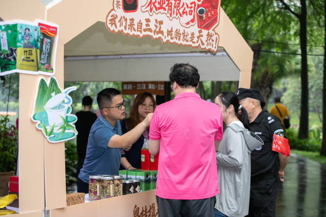 市民挑选三江茶。
