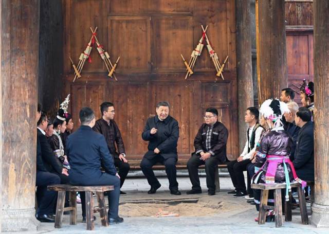 △2025年3月17日，贵州黔东南州黎平县肇兴侗寨，习近平总书记同村干部和村民代表围坐在火塘边，共话乡村全面振兴。