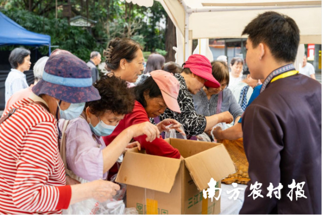 广州市民现场咨询、购买三江特色产品。