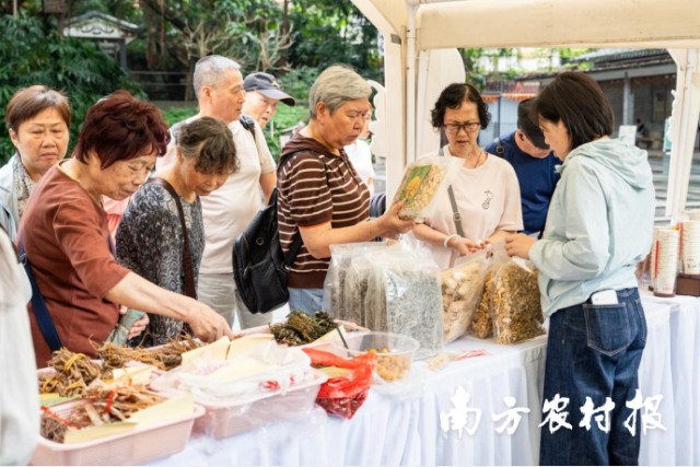 广州市民现场咨询、购买三江特色产品。