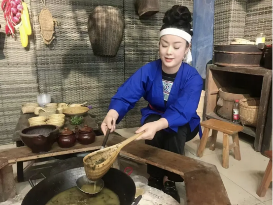 广西壮族自治区“侗族打油茶”传承人杨应溪