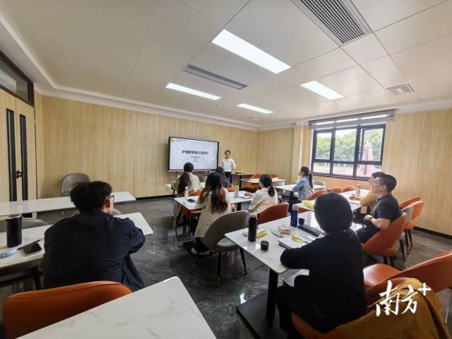 牛小芳在广东省护士协会2026年精神专科护士授课。受访者供图 
