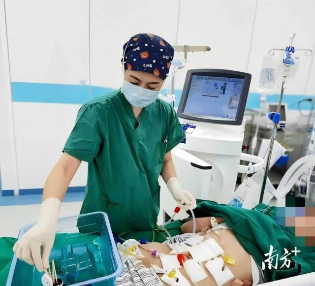 杨婵萍在为手术患者进行体腔热灌注治疗。受访者供图 