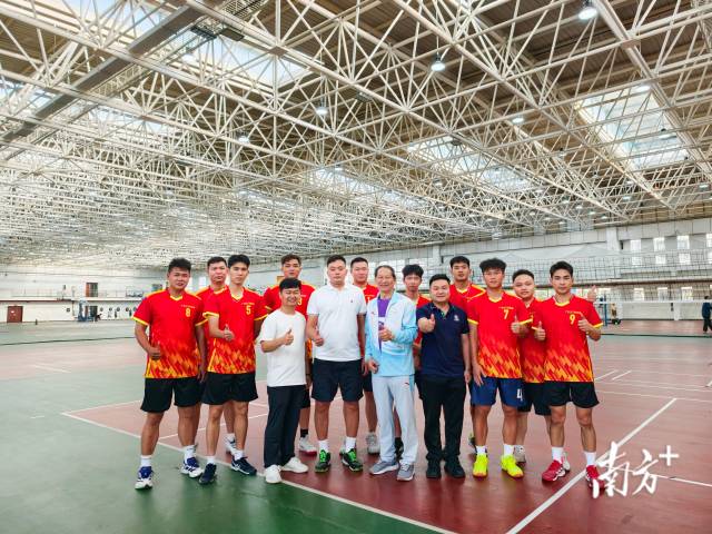 广东快鱼企业管理（集团）有限公司董事长、百香顺品牌创始人陈春旭跟广东村排代表队队员们合影留念。