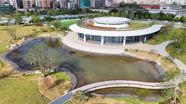 惠来县体育公园内的城市会客厅，是解读惠来过去、现在与未来的“城市名片”。