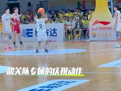 韶关队进球后，现场球迷热烈欢呼！