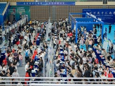 广东教育人才专场招聘会上，不少高校招人起薪2万元