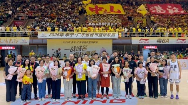 致敬最忠实“球迷”！粤BA中山队教练队员现场为母亲献花
