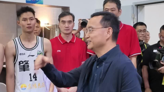 视频｜祝贺取得粤BA首胜，肇庆市委书记张爱军赛后慰问球员