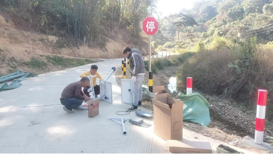 田心村委会村道亮化工程施工现场。