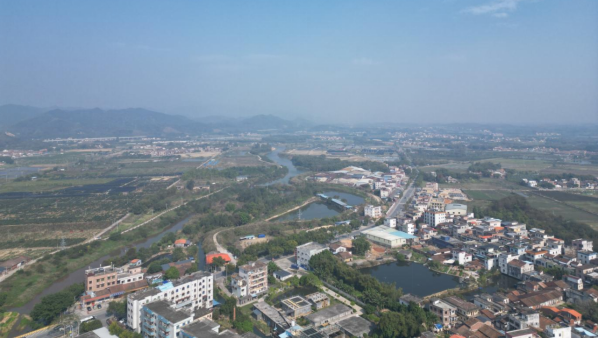系列民生帮扶项目带动江谷镇乡村面貌焕然一新。