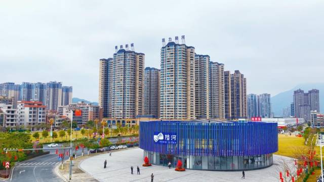 通过打造十大草坪公园，常态化举办周末星空电影、草坪音乐会，这座山区县城变成时尚爱乐之城。