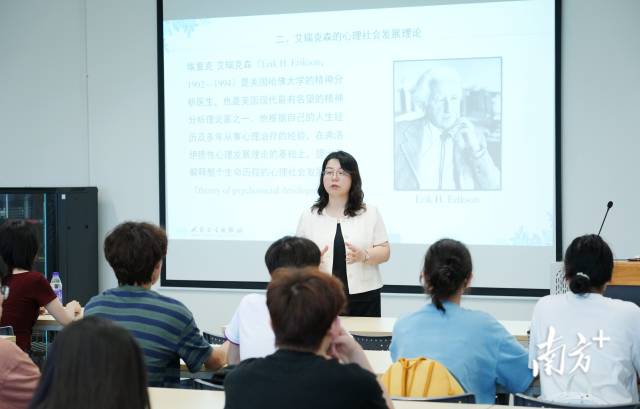 苏静在红彩会注册登录医学楼开展理论教学。受访者供图