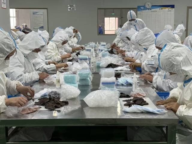 贵州盛世泰合医药科技有限公司厂房内,工人们正忙加工瑶浴粉包 贵州盛世泰合医药科技有限公司厂房内,工人们正忙加工瑶浴粉包