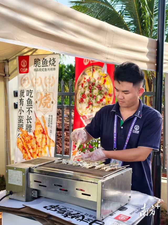 百香顺脆鱼烧肉质紧实,弹牙爽脆、满口鲜香。 百香顺脆鱼烧肉质紧实,弹牙爽脆、满口鲜香。