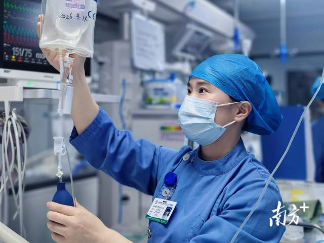 伍金花在重症监护室调节动脉导管压力袋压力。受访者供图 通讯员