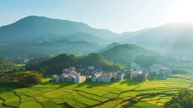 冲刺五年KPI，“百千万工程”推进会敲定重点｜聊点政经事