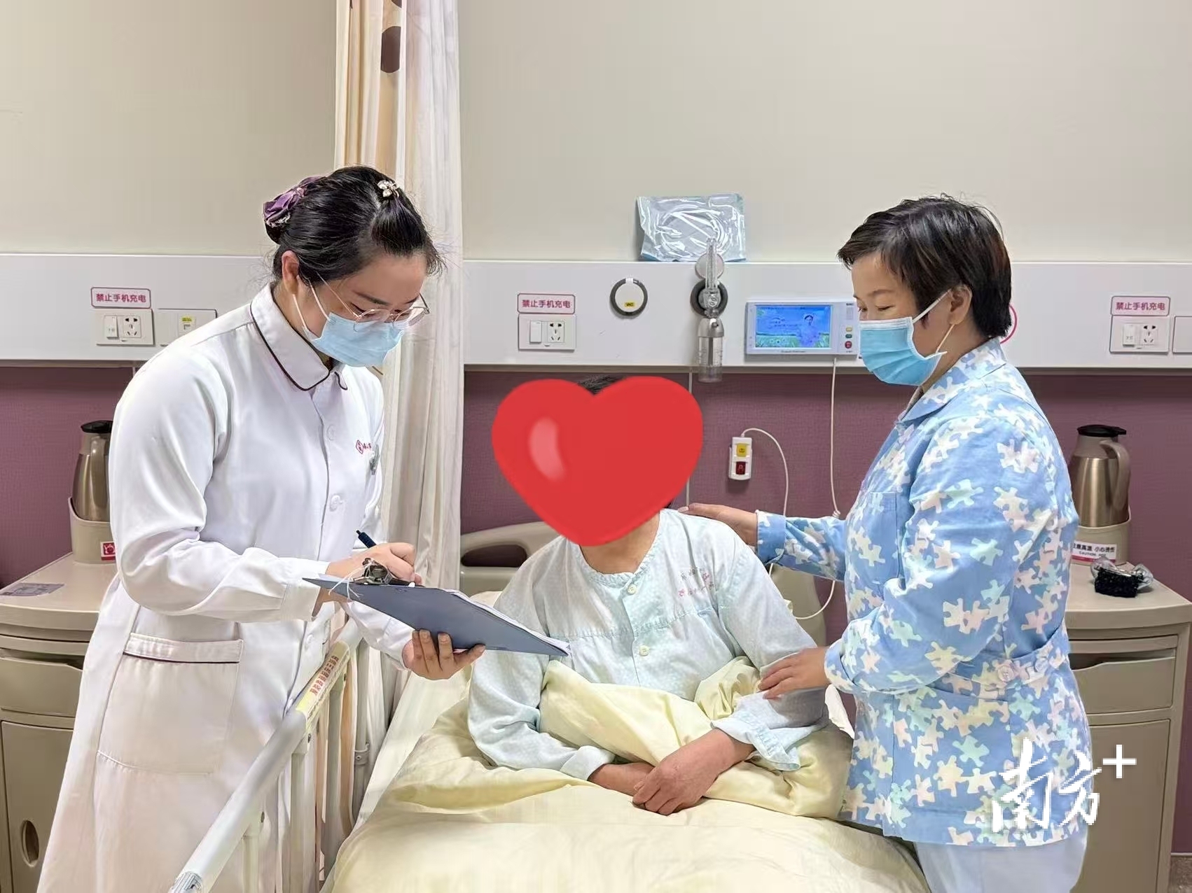 护士与患者沟通照护计划,并指导护理员执行。 受访单位供图