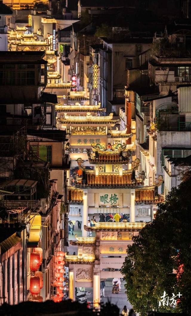 2025年1月6日，潮州市湘桥区，牌坊街，站在高处俯瞰牌坊街一座座牌坊延伸至街道尽头。南方+拍客 麦志豪 摄