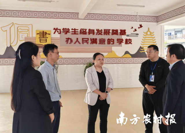 三江县委常委、副县长吴玉珊（中）参加粤桂协作爱心捐赠活动。