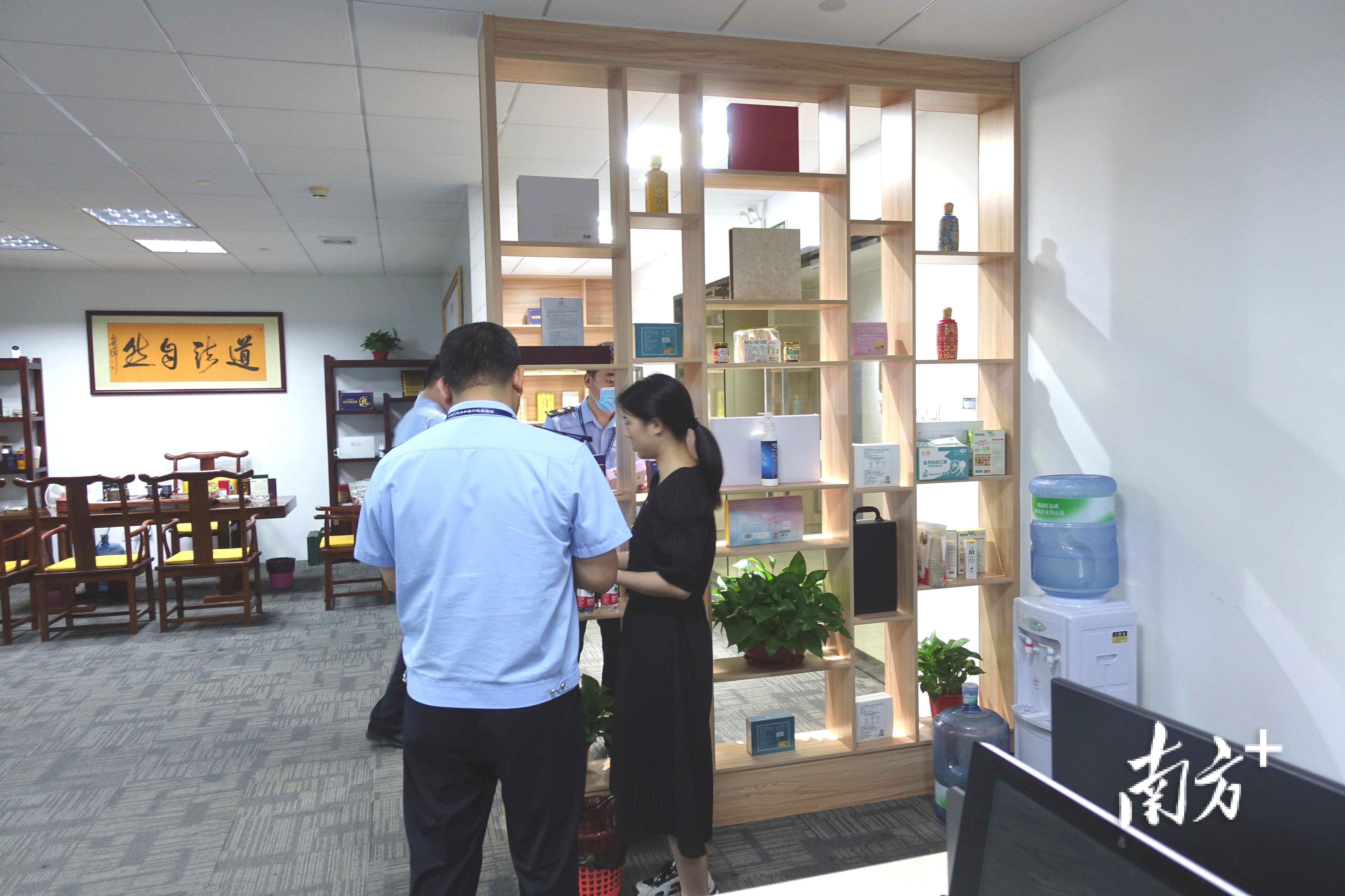 南海区市场监管局执法人员到涉事企业开展调查。&nbsp; &nbsp; 通讯员供图