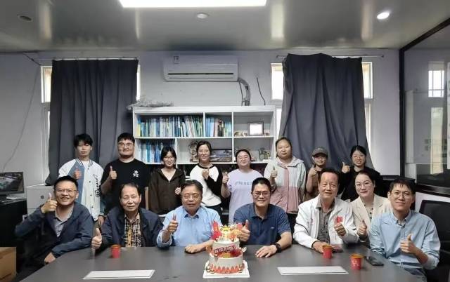陈仕玺教授团队成员与验收专家组合影（图源：集美大学水产学院）
