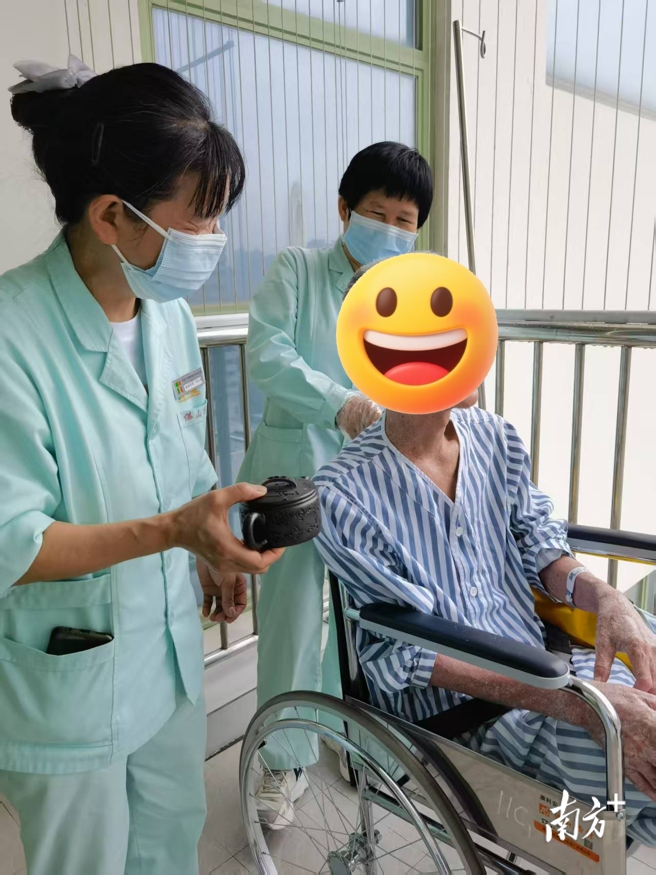 经过一年的试点探索,佛山免陪照护服务已服务超10万人。图为护理员与患者聊天。 受访单位供图 经过一年的试点探索,佛山免陪照护服务已服务超10万人。图为护理员与患者聊天。 受访单位供图