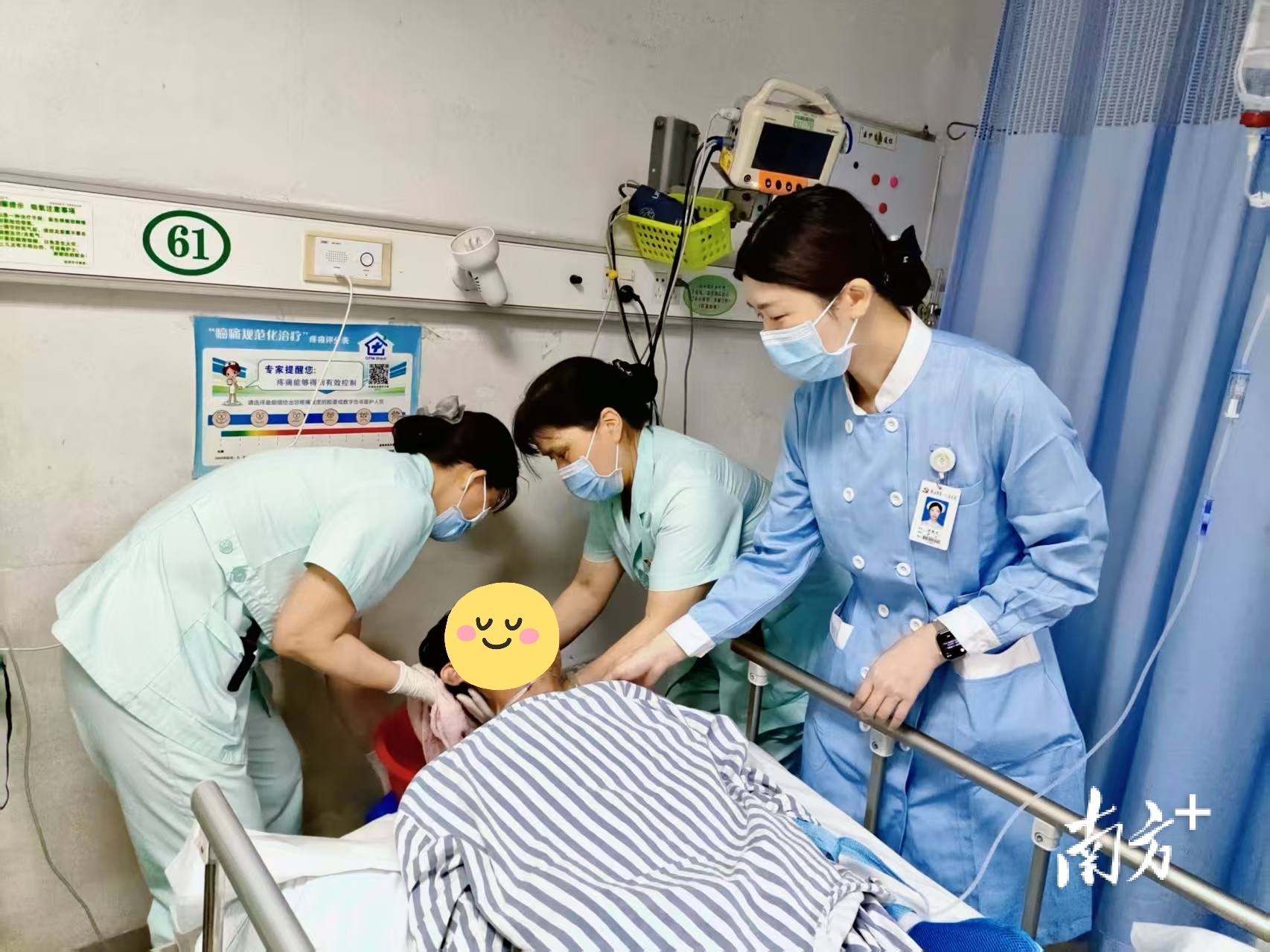 佛山市一医院试点病区内,医疗护理员在护士的指导下为患者洗头。 受访单位供图