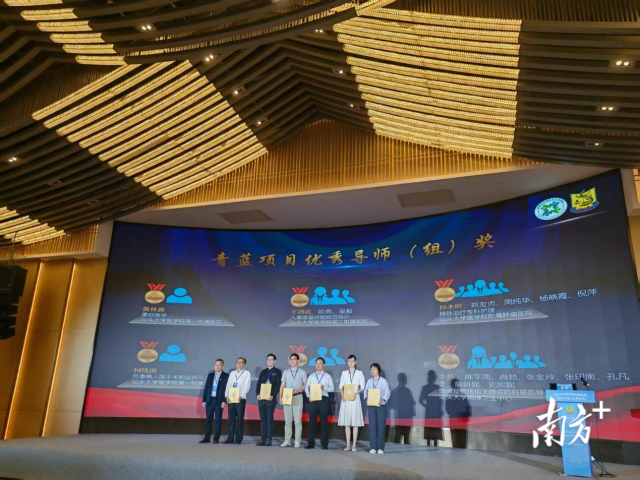 2025年静脉治疗专科团队荣获汕大医学院“青蓝项目”优秀导师奖。 受访者供图 2025年静脉治疗专科团队荣获汕大医学院“青蓝项目”优秀导师奖。 受访者供图