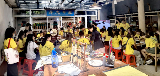 茅龙草堂人来人往,前来体验非遗技艺的游人络绎不绝,成为农文旅融合的一大亮点。 茅龙草堂人来人往,前来体验非遗技艺的游人络绎不绝,成为农文旅融合的一大亮点。