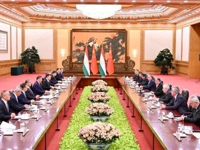 习近平同拉赫蒙会谈：今天再次同老朋友相聚，我感到很亲切