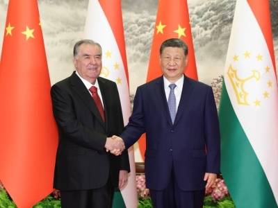 习近平同塔吉克斯坦总统拉赫蒙举行会谈