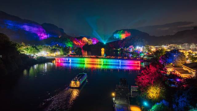 丹霞夜游游船过阳元桥