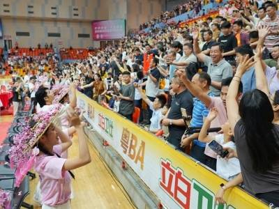 视觉｜梅州篮球热血鏖战 球迷赤诚相伴温情满场