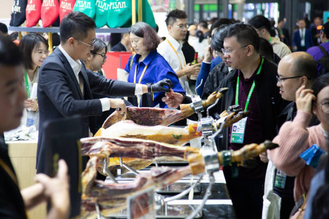 在进博会上，进口牛肉成为许多中国采购商重点关注方向。