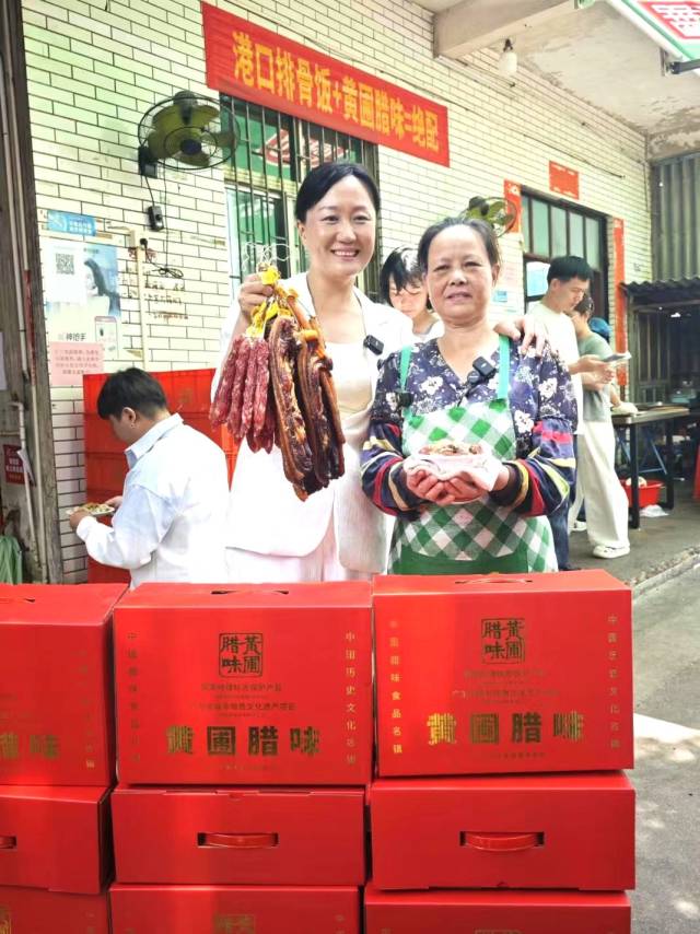 黄圃食品腊味商会秘书处精心挑选优质腊肠、腊肉送到洪胜食店,助力排骨饭增香。 黄圃食品腊味商会秘书处精心挑选优质腊肠、腊肉送到洪胜食店,助力排骨饭增香。