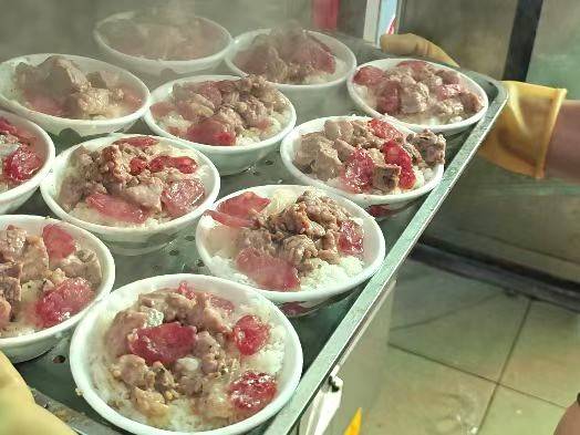 限定款“黄圃腊味排骨饭”。 限定款“黄圃腊味排骨饭”。