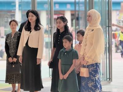 投篮、变魔术、买机器狗……文莱王储妃携子女“玩转”深圳妇儿大厦