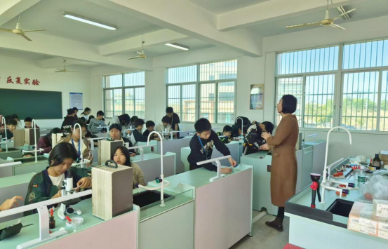 沟疏学校学生们在上实验课