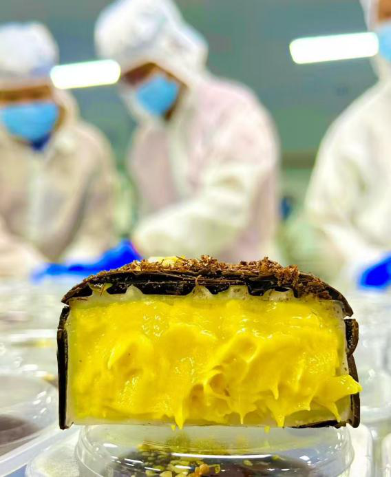 去年中秋，何佩玲的猫山王榴莲月饼爆单，新品梦龙榴莲月饼也广受好评。