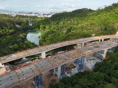 珠海机场北快线项目霞山公园桥右线钢箱梁架设完成