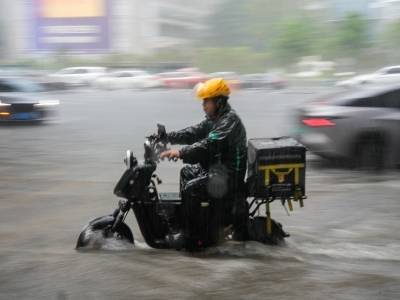 南方快评｜暴雨急流中奔向小孩的五人，为何全是“小哥”