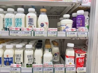 冷柜牛奶都买一送一了，乳企如何在价格战中拼出增长？｜公司舆情哨·年报之问
