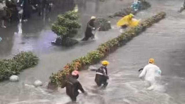 暴雨中飞奔救人，广州“外卖侠”温暖全城