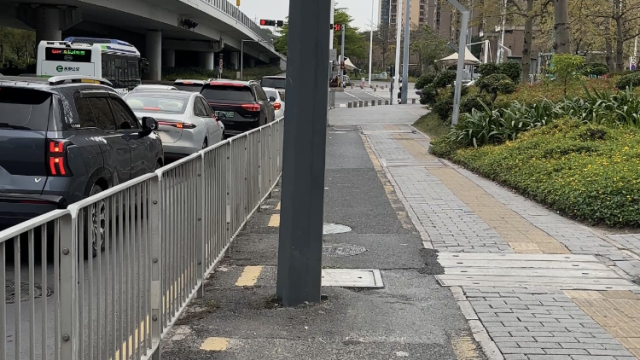深圳宝龙街道一非机动车道立杆挡路，南方+采访后即移除 | 在+帮办