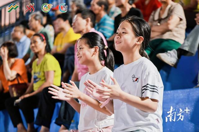 村排现场，看台上的观众热情十足。图源：主办方